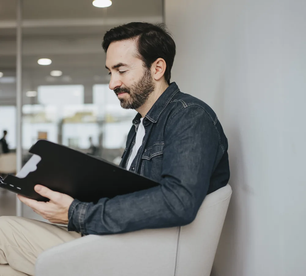 Arzt liest einen Befund am Tablet