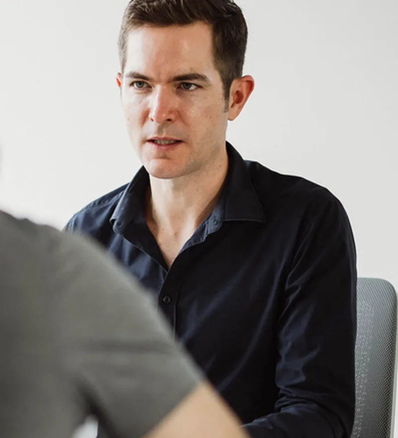Dr. Christian Tast, medizinischer Leiter von LumaMed, im Patientengespräch